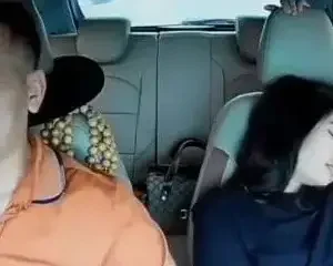Anh lái taxi bóp vú móc cua trên xe ô tô – Viet69