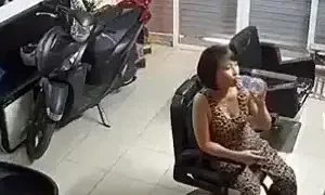 Clip: Quay lén tiệm làm tóc về đêm. – Viet69