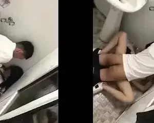 Đi họp lớp nhậu say đưa cô bạn vào phòng tắm lén lút xả – Viet69