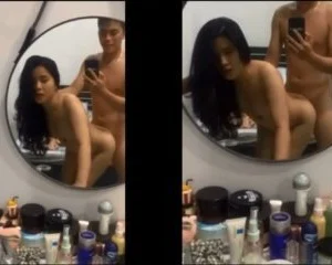 Doggy em gái xinh trước bàn trang điểm – Viet69
