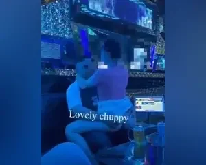 Em chơi bạo bú cu vét máng chịch luôn trong phòng hát karaoke – Love chubby – Viet69