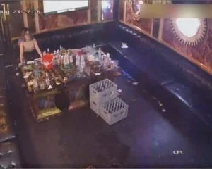 Hack camera nứng quá chơi luôn em tay vịn trong quán karaoke – Viet69