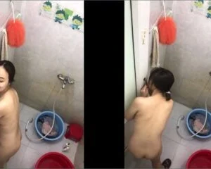 Quên mang nước tắm em nhờ bạn lấy giúp – Viet69