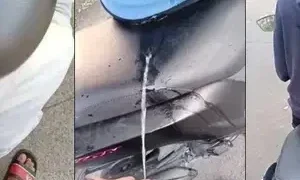 Thanh niên biến thái nhất năm vạch quần lén đái vào chị em nơi công cộng – Viet69